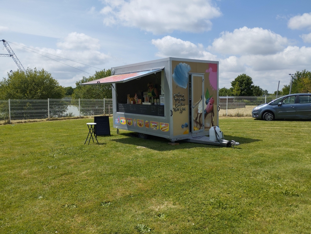 Glaces à l'Italienne, barbe à papa, crêpes, gaufres, hot-dog, panini jambon fromage, popcorn, boissons.