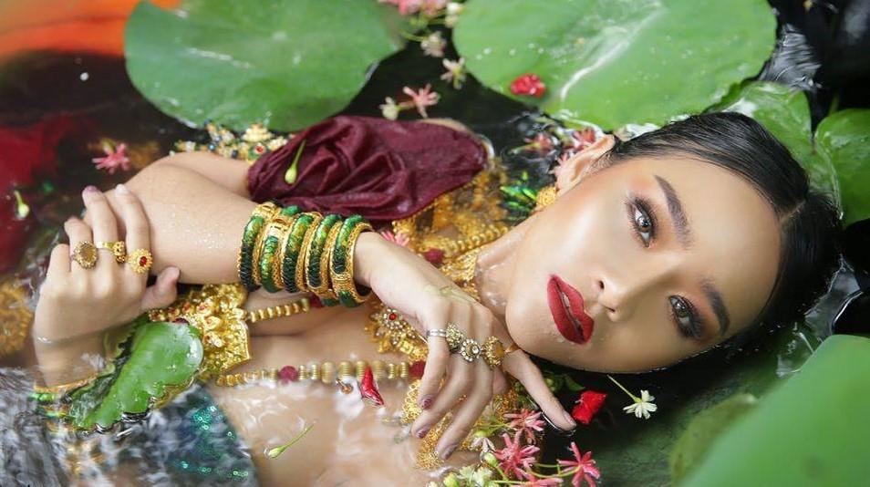 jeune femme asiatique couchée