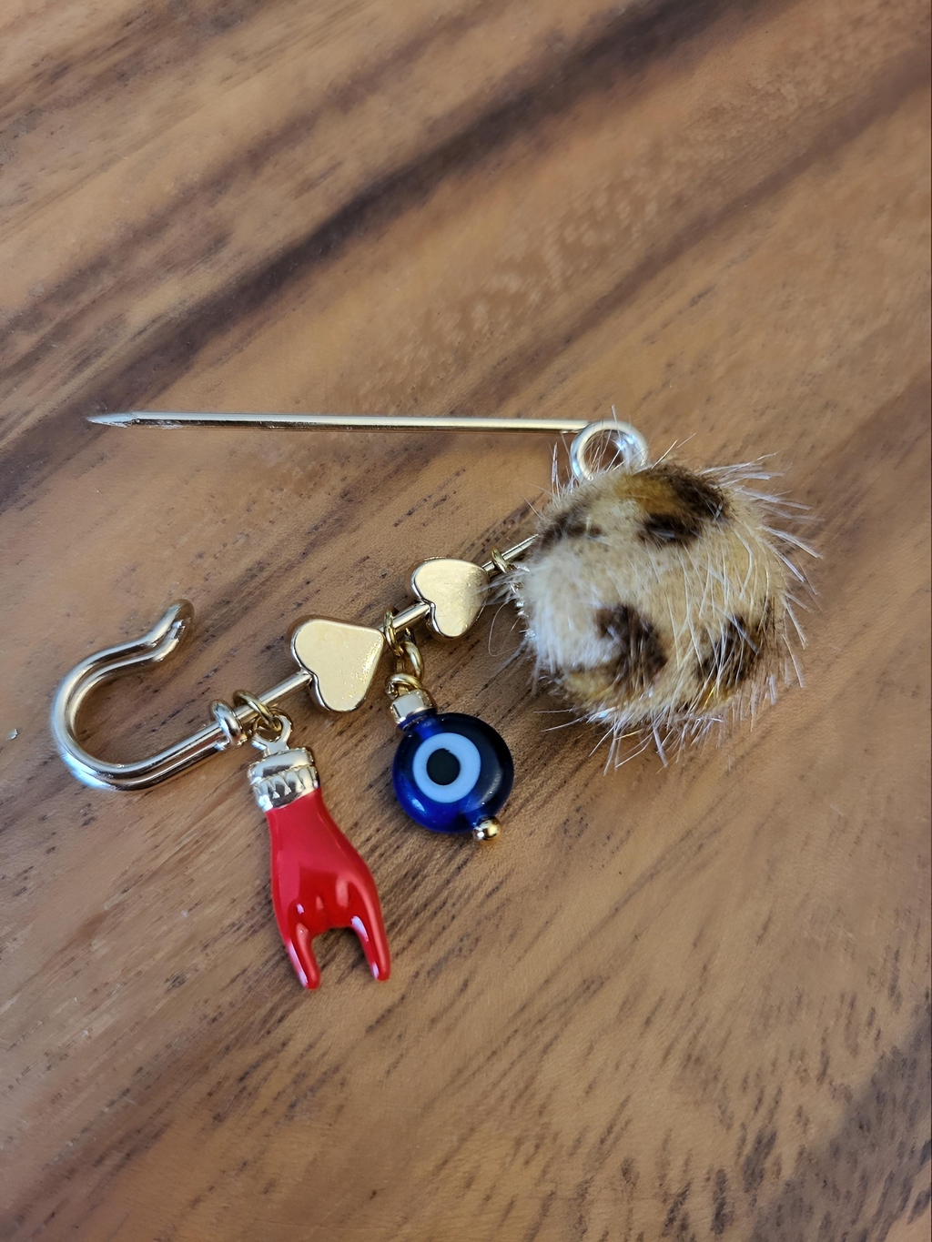 Une broche à grigris 🤘🏻🧿 à accrocher où on veut : veste, cartable, foulard...
Pour apporter une touche personnalisée à son style ✨️