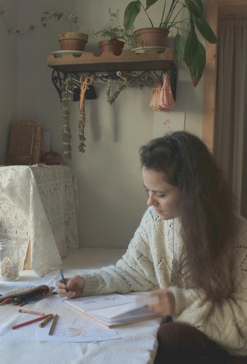 Aline faucoulanche portrait artiste atelier- Aline papier présage - papier découpé