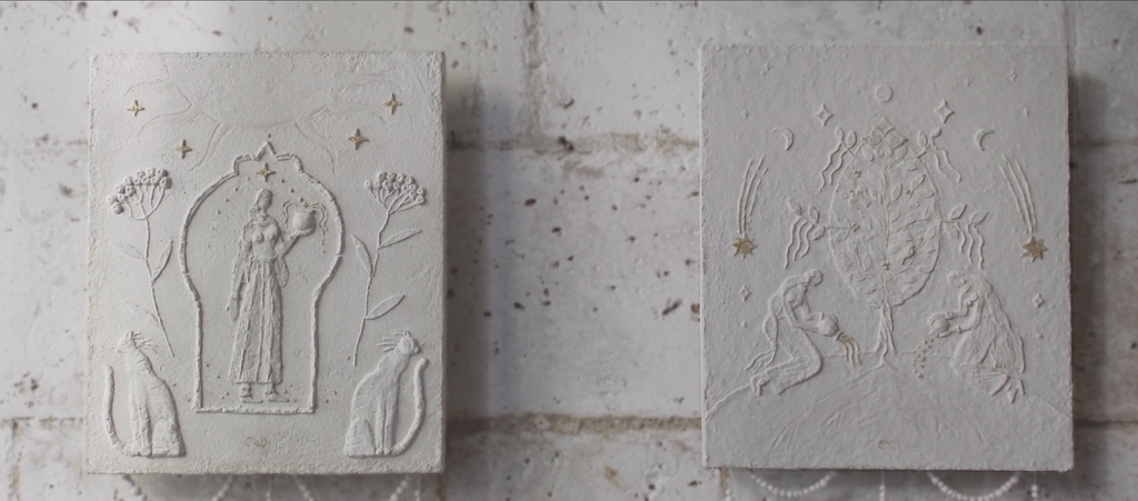 Dyptique de tableaux en bas relief sculpté de papier mâché mettant en relief le rapport a l’énergie de l’abondance. Côte à côte, elles incarnent le recto verso de cette énergie comme deux faces d’une pièce de monnaie.
