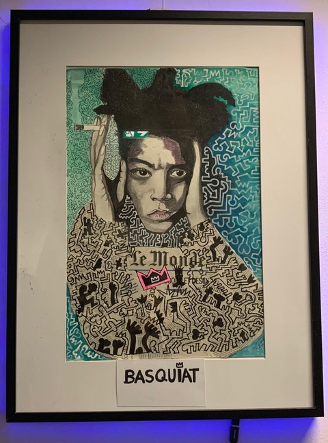 POPART - ONELINE17

Hans-Jörg Engel 

Liebe Besucherin, lieber Besucher,
ich lade Euch zu einem kleinen virtuellen Spaziergang durch meine Bilderwelt ein. Wenn ihr Fragen habt so scheut Euch nicht mir zu schreiben. Ich antworte sehr gerne!
Viele meiner Bilder entstehen zumeist aus einer einzigen durchgängigen Linie, wie eine Lebenslinie mit Anfang und Ende. Dazwischen spiegelt sich der Moment des Gedankens. Meine Bilder entstehen oft spontan, aus einem Gedanken, aus einer Idee heraus. Abschließend koloriere ich meine Bilder in bunten Farben, versehe sie zum Teil mit Licht- oder Sound-Elementen oder wende eine 3D-Technik an, die ähnlich auch von James Rizzi praktiziert wurde. Ich bin offen für alle Formen künstlerischer Darstellung und oft zerfließen verschiedene Stilrichtungen in einem Gemälde. Meine Bilder sind unterhaltend, schril, nachdenklich melancholisch und vieles mehr. Bei genauer Betrachtung entdeckt man immer wieder neue Details. Die Bedeutung liegt im Kleinen und Unscheinbaren.wiederfinden. 
20 % aus dem Verkauf meiner Bilder gehen als Spende an ‚RTL - Wir helfen Kindern‘ und an ‚Ärzte ohne Grenzen‘.

Im November und Dezember stelle ich meine Bilder im Bezirksrathaus Bad Cannstatt aus. 