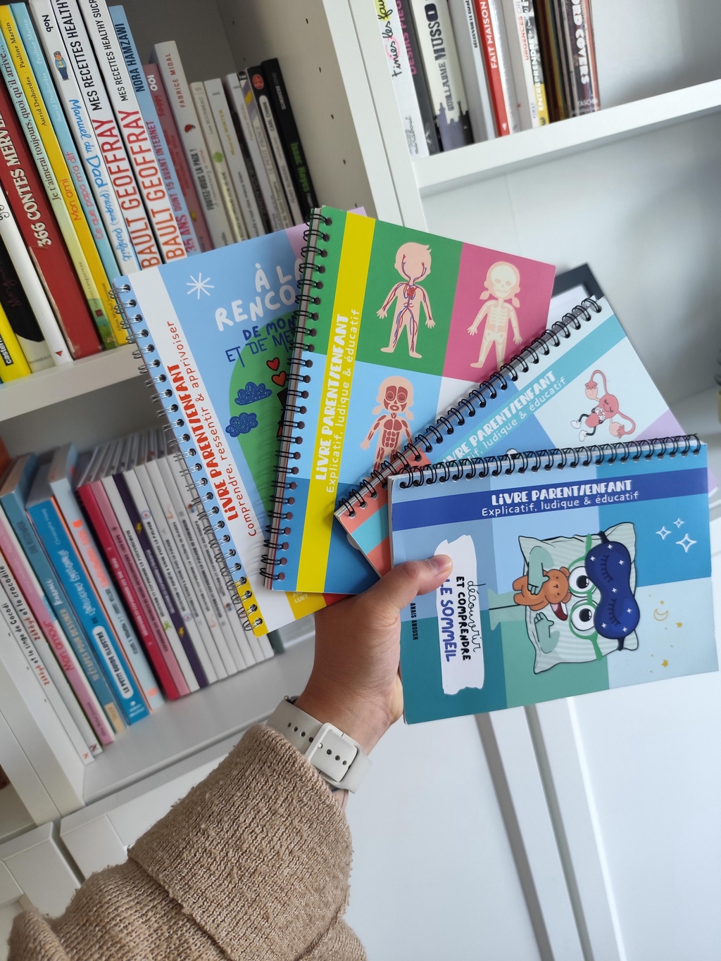 Un livre pour aider les enfants à mieux comprendre leurs émotions, leur corps et ce qu’ils vivent au quotidien. Un outil doux et essentiel pour accompagner les enfants à grandir en confiance.