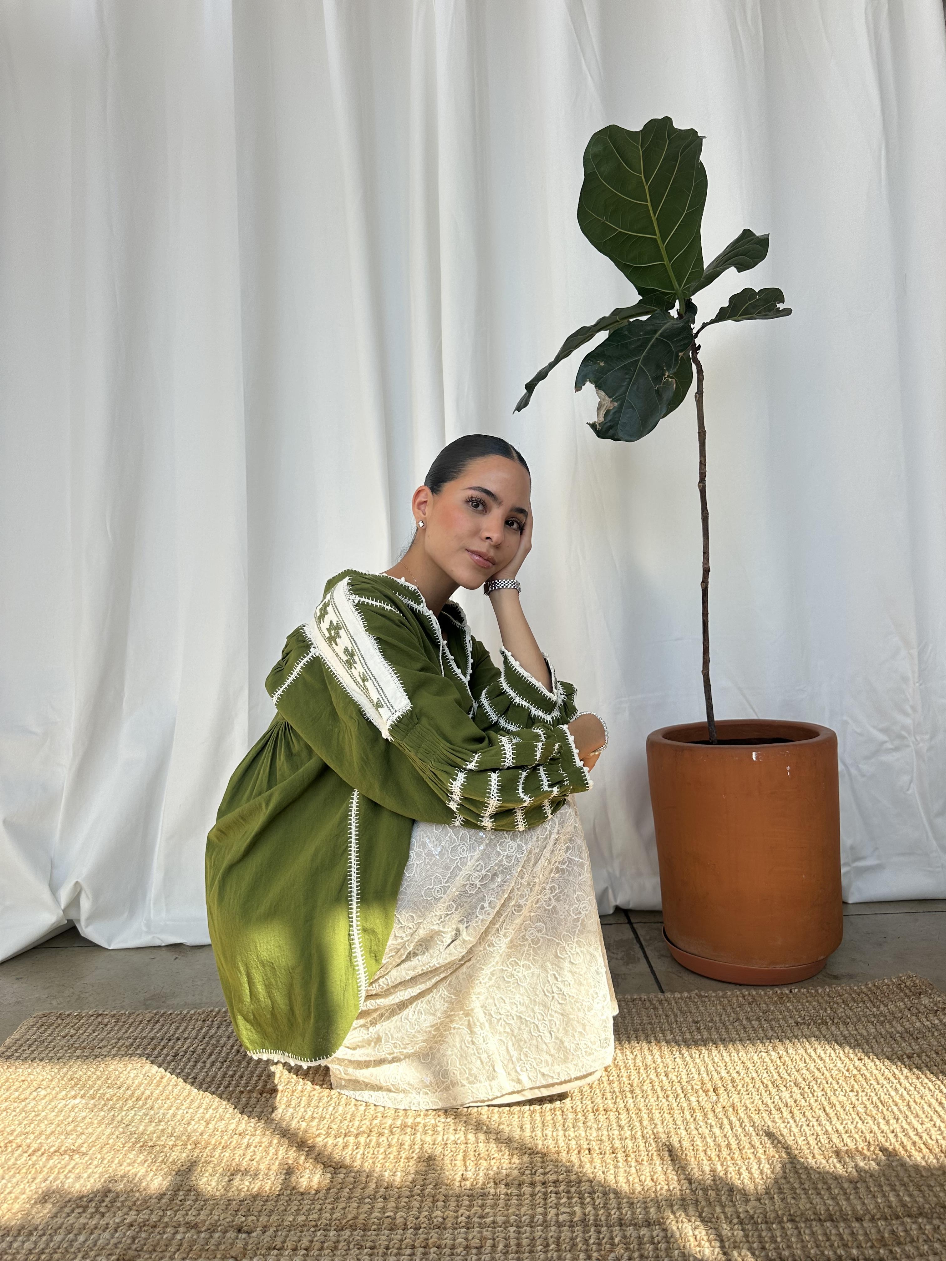 Moda artesanal mexicana hecha a mano. Prendas únicas, sostenibles y exclusivas que fusionan tradición y diseño contemporáneo.
