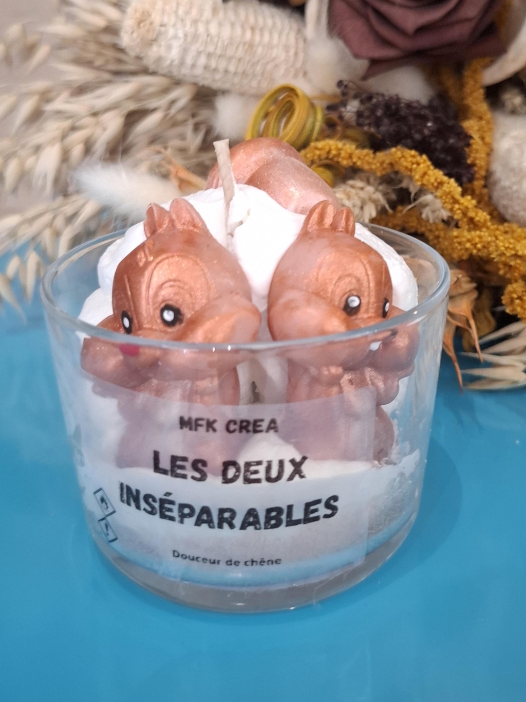 " Bougies artisanales, fabriquées à partir de cire végétale et de parfums naturels, créent une ambiance chaleureuse et apaisante. Sans additifs chimiques, elles respectent votre bien-être tout en diffusant des senteurs subtiles et raffinées."
