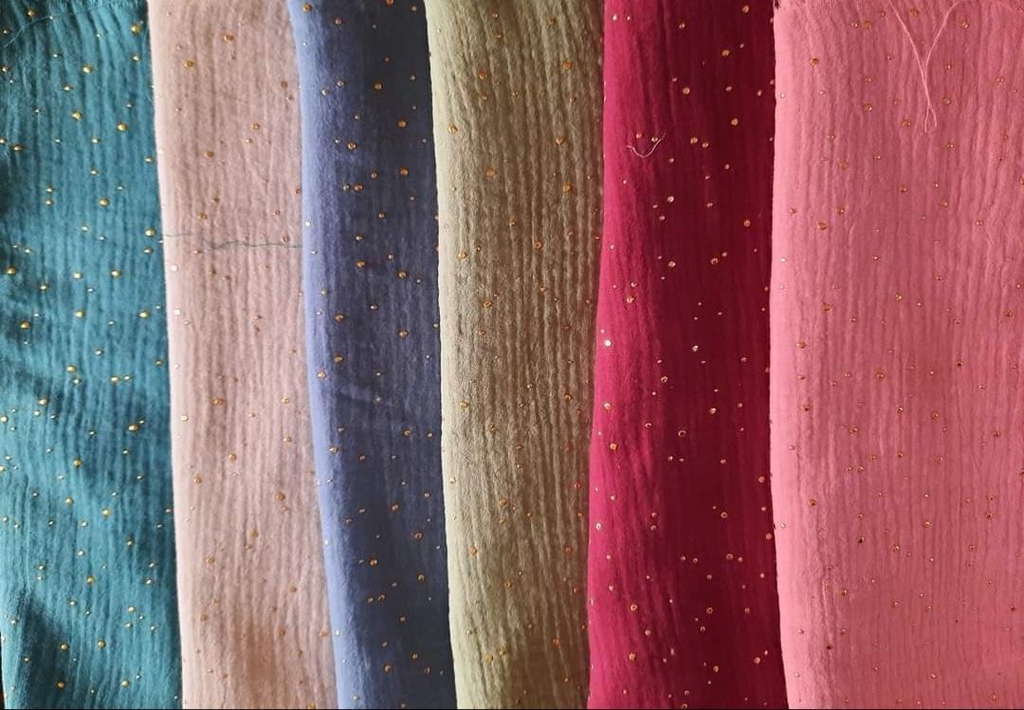 Nées de la douceur des matières et du tendre assemblage des textiles, voici mes créations réalisées avec passion.