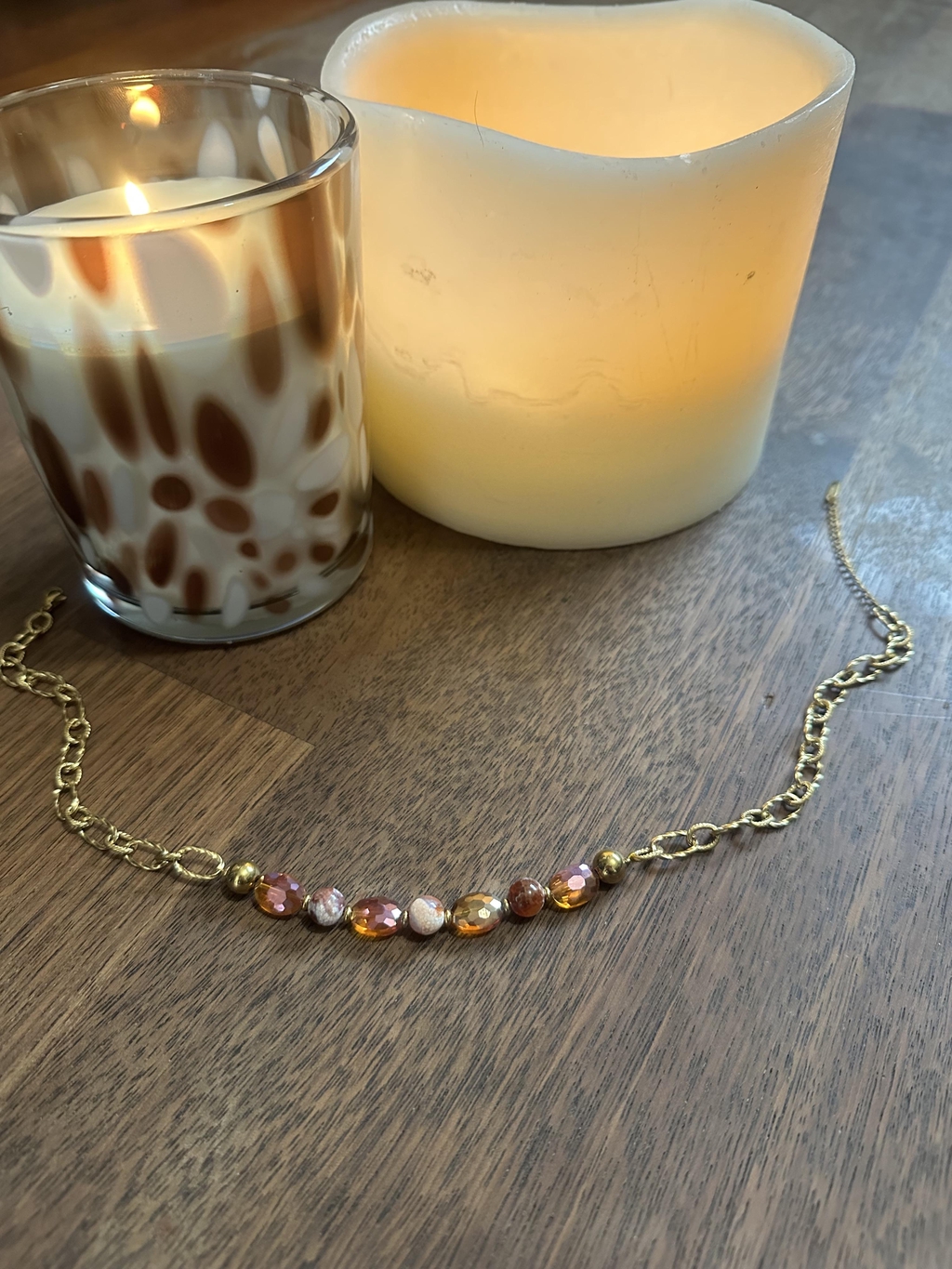 Laissez-vous séduire par ce collier aux mailles généreuses, où chaque anneau robuste épouse délicatement votre cou. Entre les grosses mailles, se glissent perles en verre et quartz, évoquant la douceur et la pureté des matières naturelles. Teintes chaudes et subtiles, inspirées des feuilles et des reflets flamboyants de l’automne, font scintiller la pièce à chaque mouvement, captant la lumière avec une élégance saisissante.

Un bijou qui allie force et délicatesse, parfait pour sublimer vos tenues d’automne ou apporter une touche éclatante à votre style au quotidien.