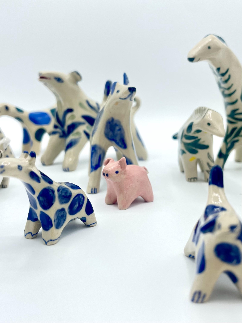 Animaux en céramique à adopter.
Des sculptures uniques modelées à la main, chacune avec sa personnalité. Petits animaux en céramiques, Noëmie Béchu
