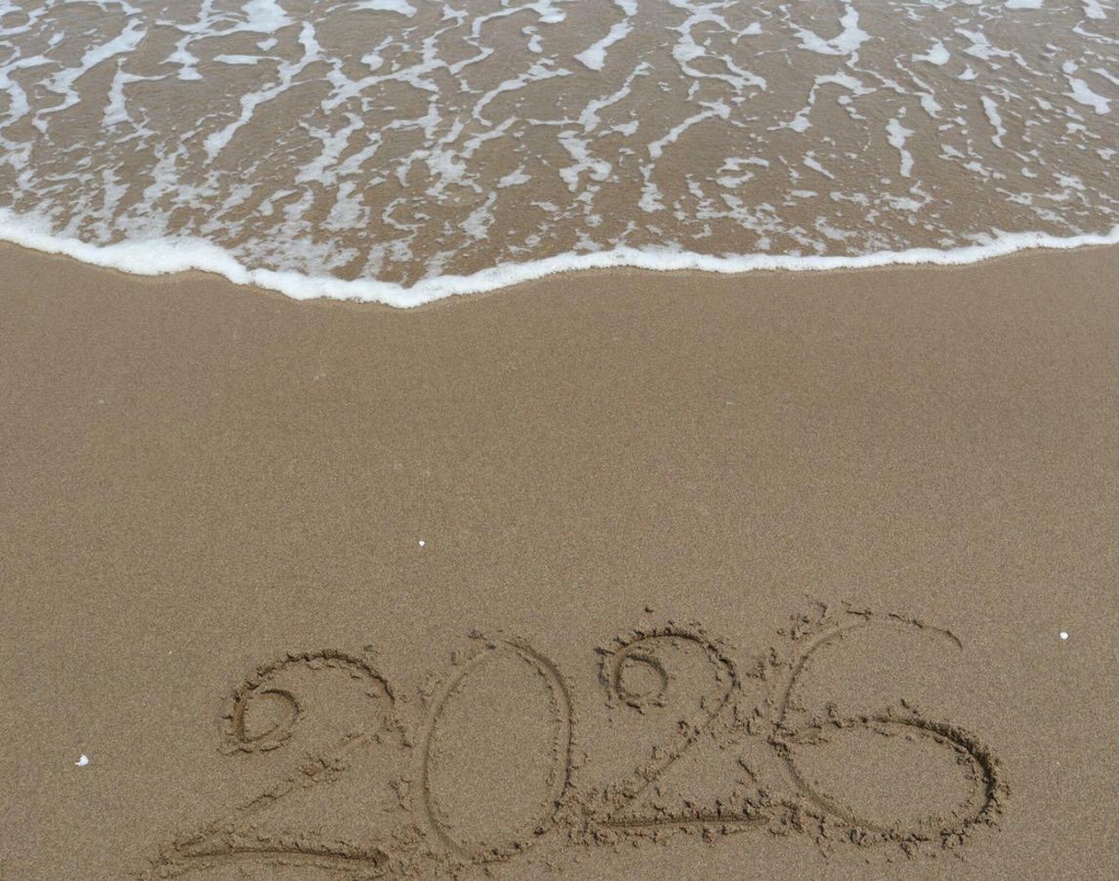 Sabbia a ridosso del mare, con la scritta 2026