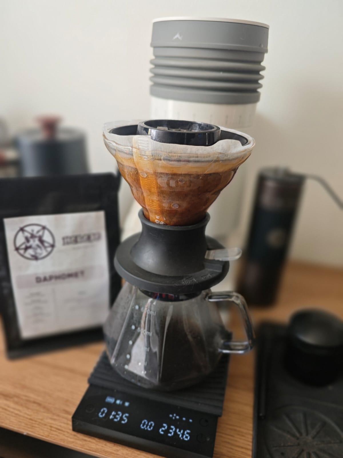 Preparación artesanal de café de especialidad HEREJE ASMODEUS con método V60, dripper de acrílico transparente y balanza Timemore Basic. Una experiencia de café filtrado que resalta la calidad del grano y la precisión de cada preparación.
Hereje roasters, tostado en villa alemana