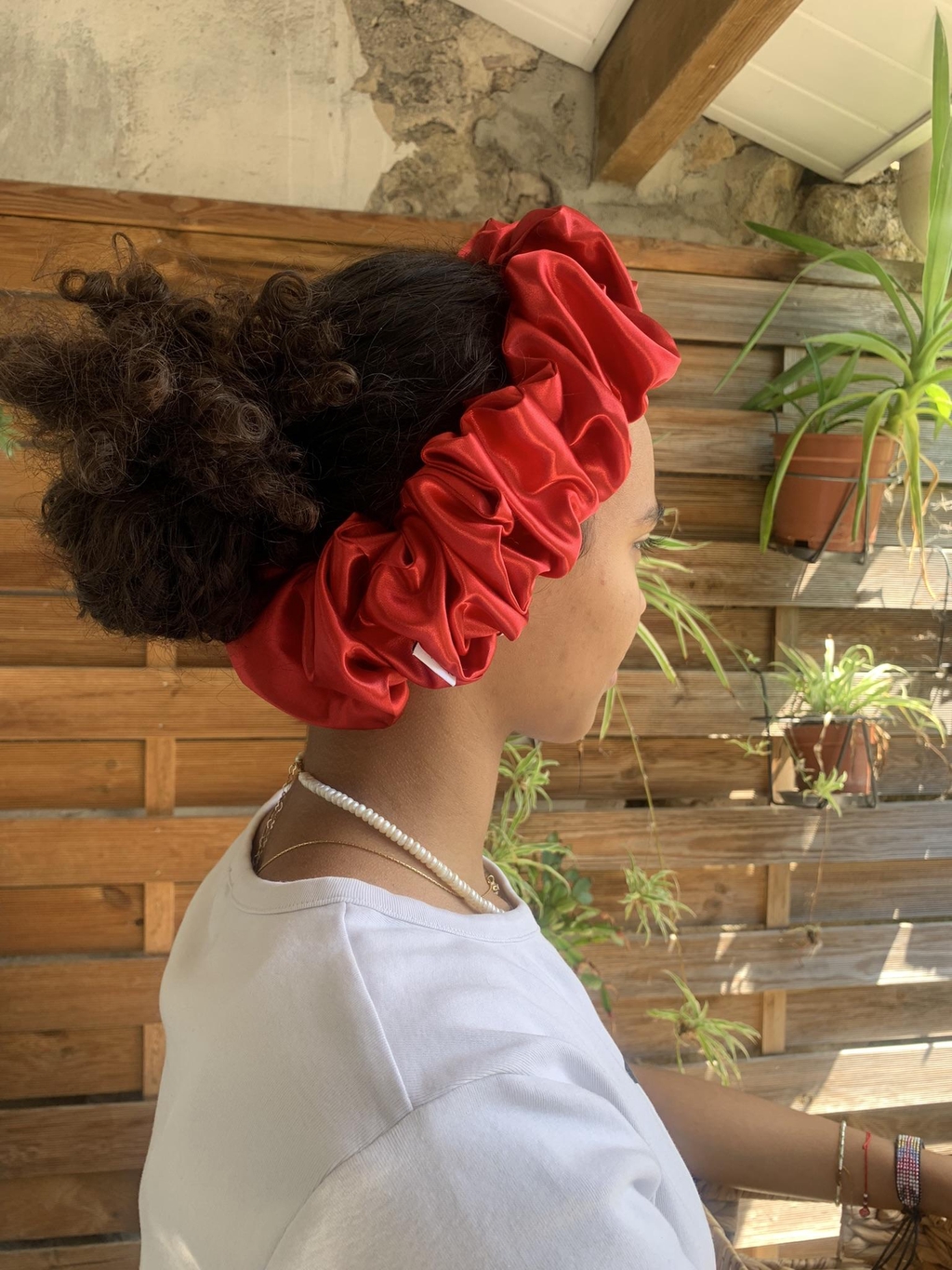 Pourquoi choisir le satin pour les cheveux texturés ?

 Parce que le satin réduit la casse de la fibre capillaire, aide à préserver l’hydratation et convient parfaitement aux cheveux texturés, afro, crépus, bouclés ou ondulés.

Chez Bèl Akséswa, chaque bonnet de nuit en satin et chaque accessoire en satin est cousu à la main avec soin. Les coupes sont pensées pour offrir un maintien confortable, sans compression, tout en protégeant ta couronne capillaire.

Découvre mes coloris signature et trouve la taille qui te correspond.