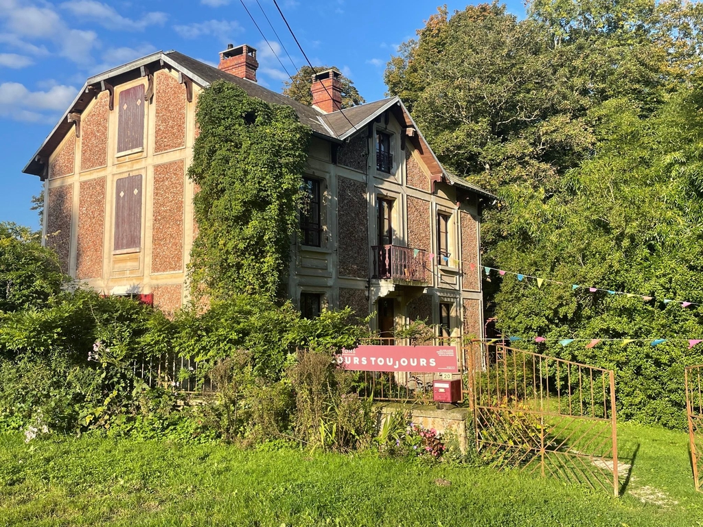 Cours toujours cultive une vision dynamique et littéraire du patrimoine : la maison s’attache à la fois à moissonner une mémoire – humaine, historique ou subjective – et à restituer le passé dans un présent et une narration modernes. Sous deux formes principales : le documentaire créatif, avec les miscellanées (collection
« Tout sur ou presque », et la collection « Vive ») et la fiction, avec les romans de la collection « La Vie rêvée des choses ».
Aujourd’hui, Cours toujours s’ouvre aussi à des projets hors collections.