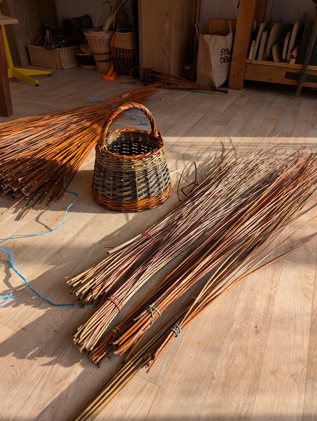 Panier, corbeille et décoration en osier. Fait main.vannerie
Création Française.