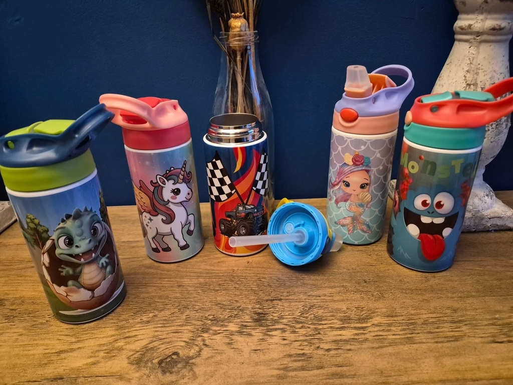 Tumblers zijn thermo drinkbekers voor warme en koude dranken . 