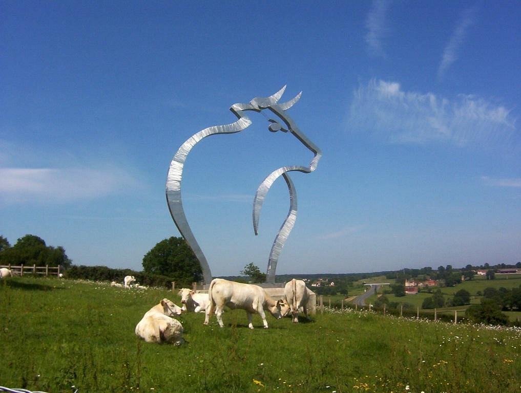 La maison du charolais 
43 route de Mâcon
Restaurant - Histoire de l'élevage en pays charolais - Boutique souvenirs