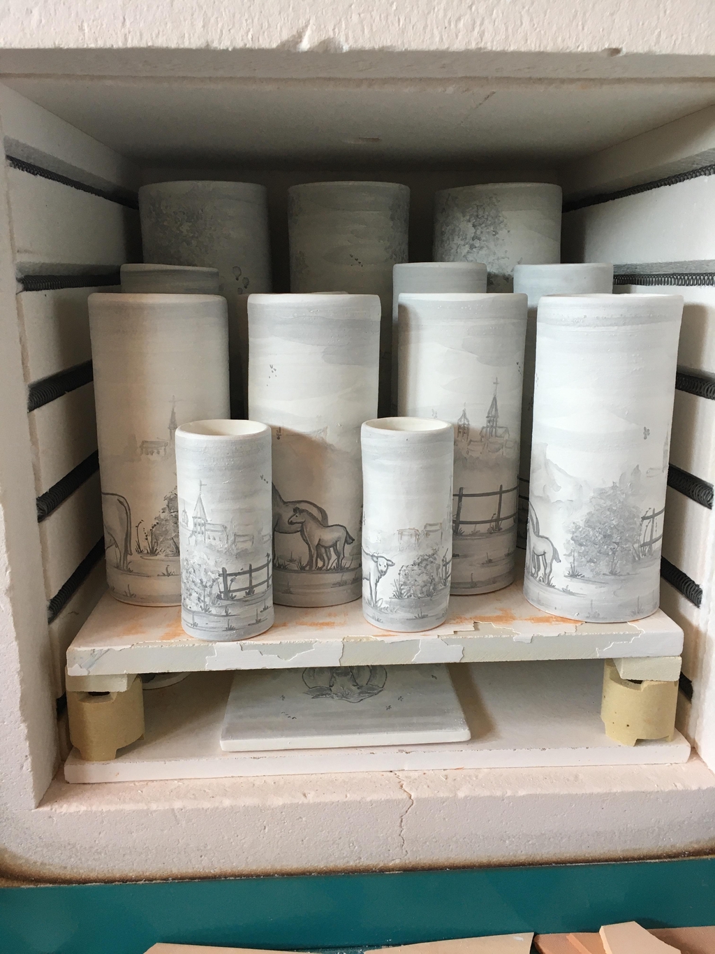 La fabrication pour les pièces en faïence : le façonnage, l'émaillage, la décoration, la pause de l'or et les différentes cuissons