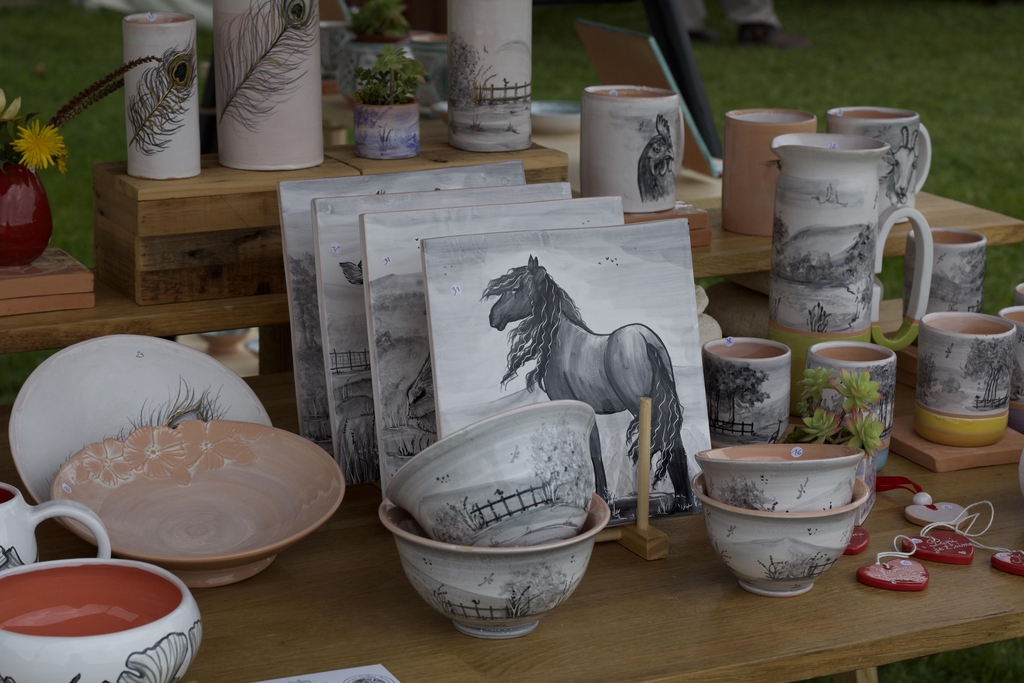 Faïence façonnée et peinte à la main.
Décors bocage charolais
