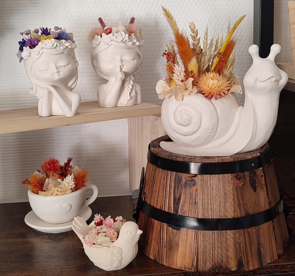 Décoration d'intérieur en jesmonite éco résine sans solvant et fleurs séchées, diffuseur de senteur, accessoires en fleurs séchées.