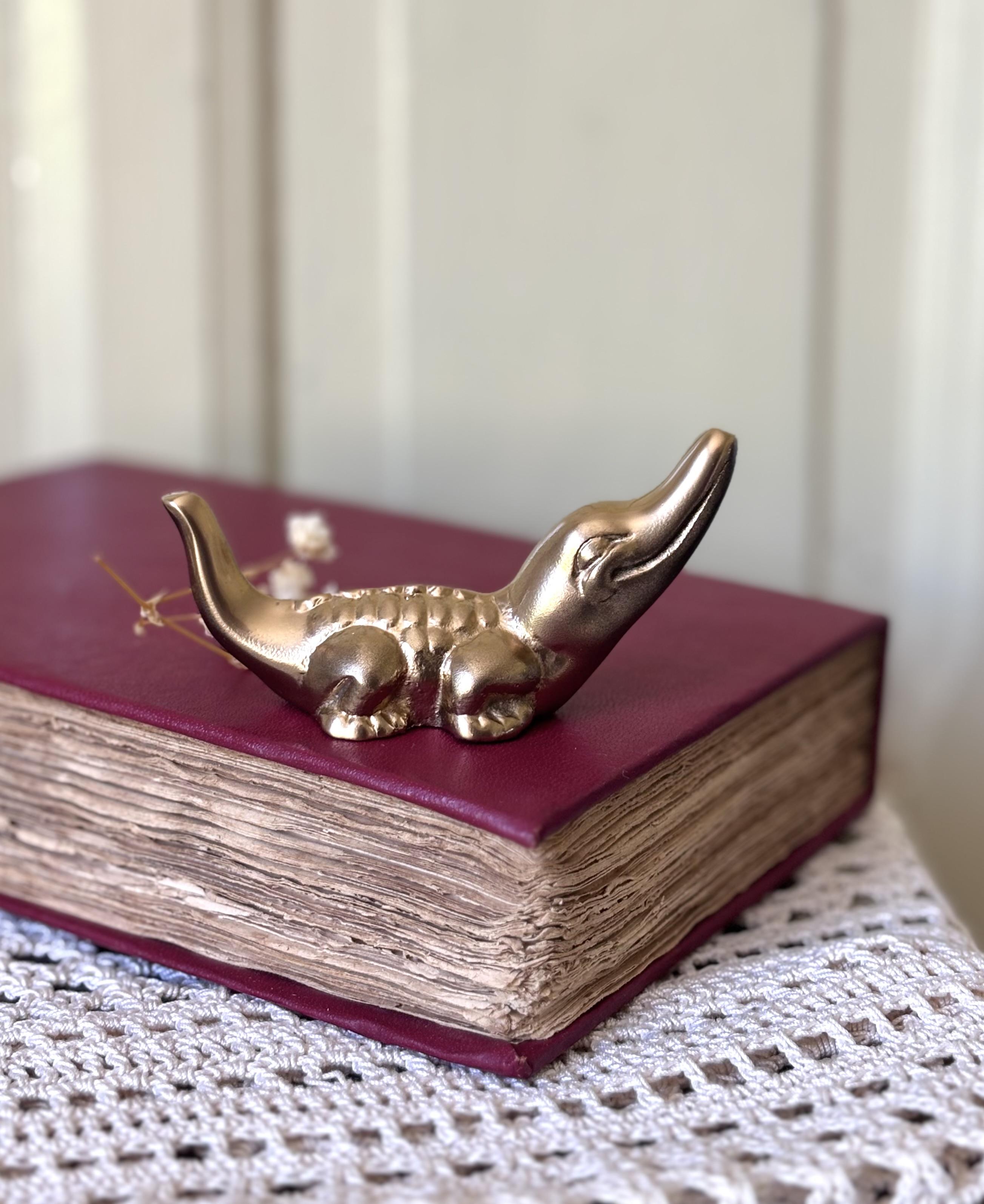 Petites curiosités vintage & objets décoratifs
Découvrez une collection de petites curiosités vintage, objets chinés et décorations inspirées des anciens cabinets de curiosités.
Animaux décoratifs, coupelles, bougeoirs, objets dorés, trésors oubliés et petits détails poétiques composent un univers chaleureux mêlant charme ancien et décoration vintage.
Chaque objet est soigneusement sélectionné ou revalorisé dans un esprit authentique, avec les légères traces du temps qui font le caractère des objets anciens et de seconde main.
Des pièces décoratives idéales pour une ambiance bohème, campagne chic, romantique ou inspirée des maisons anciennes.