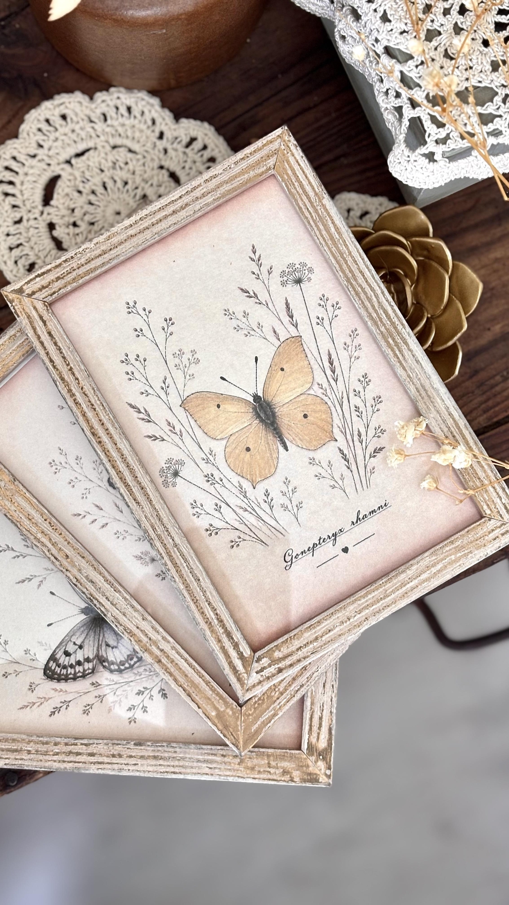Objets chinés et illustrations vintage poétiques.