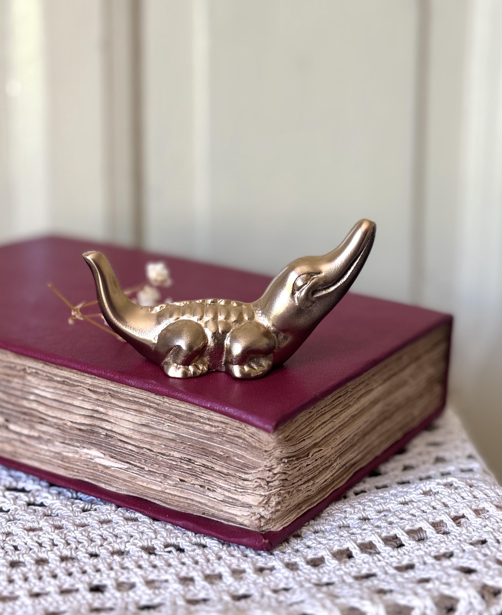 Petites curiosités vintage & objets décoratifs

Découvrez une collection de petites curiosités vintage, objets chinés et décorations inspirées des anciens cabinets de curiosités.

Animaux décoratifs, coupelles, bougeoirs, objets dorés, trésors oubliés et petits détails poétiques composent un univers chaleureux mêlant charme ancien et décoration vintage.

Chaque objet est soigneusement sélectionné ou revalorisé dans un esprit authentique, avec les légères traces du temps qui font le caractère des objets anciens et de seconde main.

Des pièces décoratives idéales pour une ambiance bohème, campagne chic, romantique ou inspirée des maisons anciennes.
