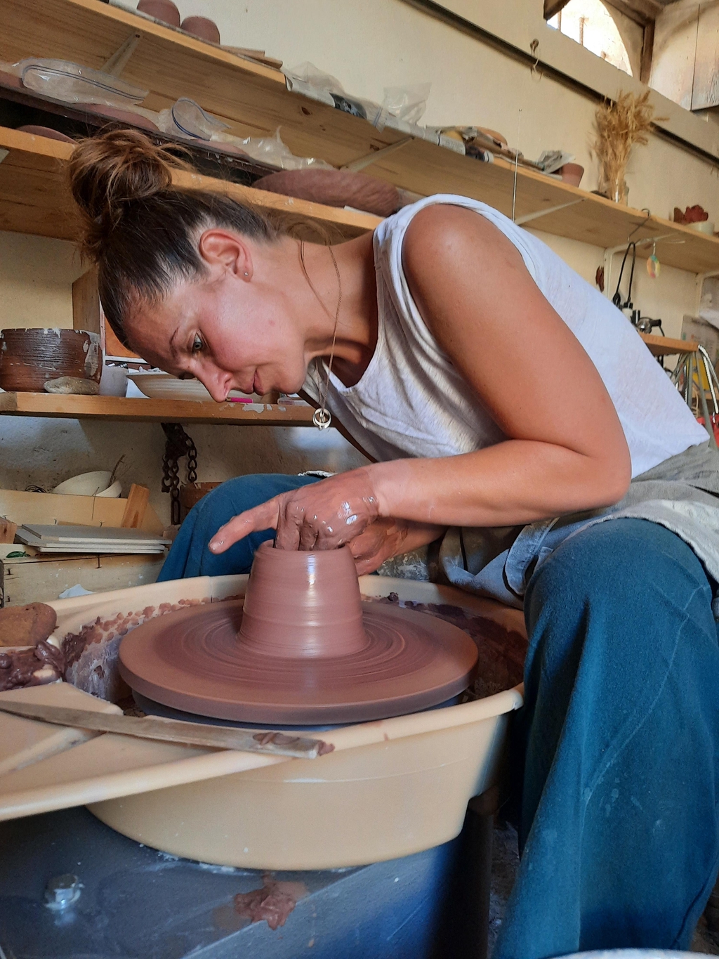 Coquille Poterie, c'est moi Chloé! potière dans mon atelier dans l'Hérault je vous reçois sur rendez-vous à l'atelier.