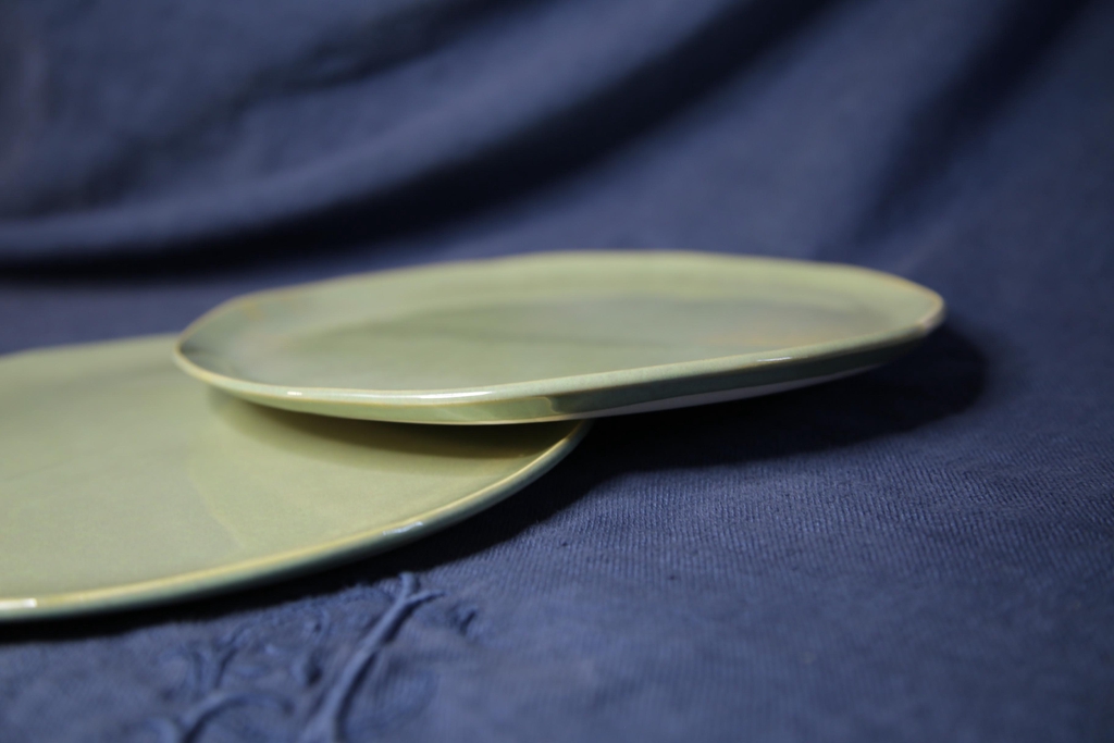 assiettes grès vertes artisanat artisane femme occitanie poterie commande craft potter pottery plates green French potter women hérault south 