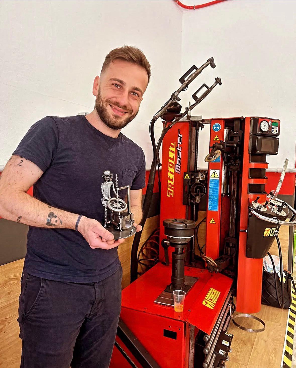 Benvenuto da Sidoti Pneumatici, il tuo gommista di fiducia a Milazzo altamente consigliato con recensioni ottime a 5 stelle. Monitoriamo costantemente i prezzi di mercato per garantirti sempre la massima convenienza su pneumatici per auto, moto e furgoni. Vieni a scoprire i nostri prodotti dei marchi leader del settore come Michelin, Pirelli, Continental e Bridgestone.
Per offrirti la massima flessibilità, in officina e online accettiamo pagamenti rapidi con Satispay e offriamo la possibilità di pagamento rateizzato in 3 rate senza interessi con PayPal. Affidati alla nostra esperienza per viaggiare in totale sicurezza. Contattaci per un preventivo gratuito o vieni a trovarci in sede!
gommista milazzo, sidoti pneumatici, cambio gomme milazzo, pneumatici migliori marche, gommista messina, convergenza computerizzata milazzo, equilibratura ruote, pagamento rateizzato paypal, paga con satispay, pneumatici a rate milazzo, prezzi di mercato gomme, gift card gommista, riparazione pneumatici milazzo, recensioni ottime gommista, gomme michelin pirelli bridgestone
