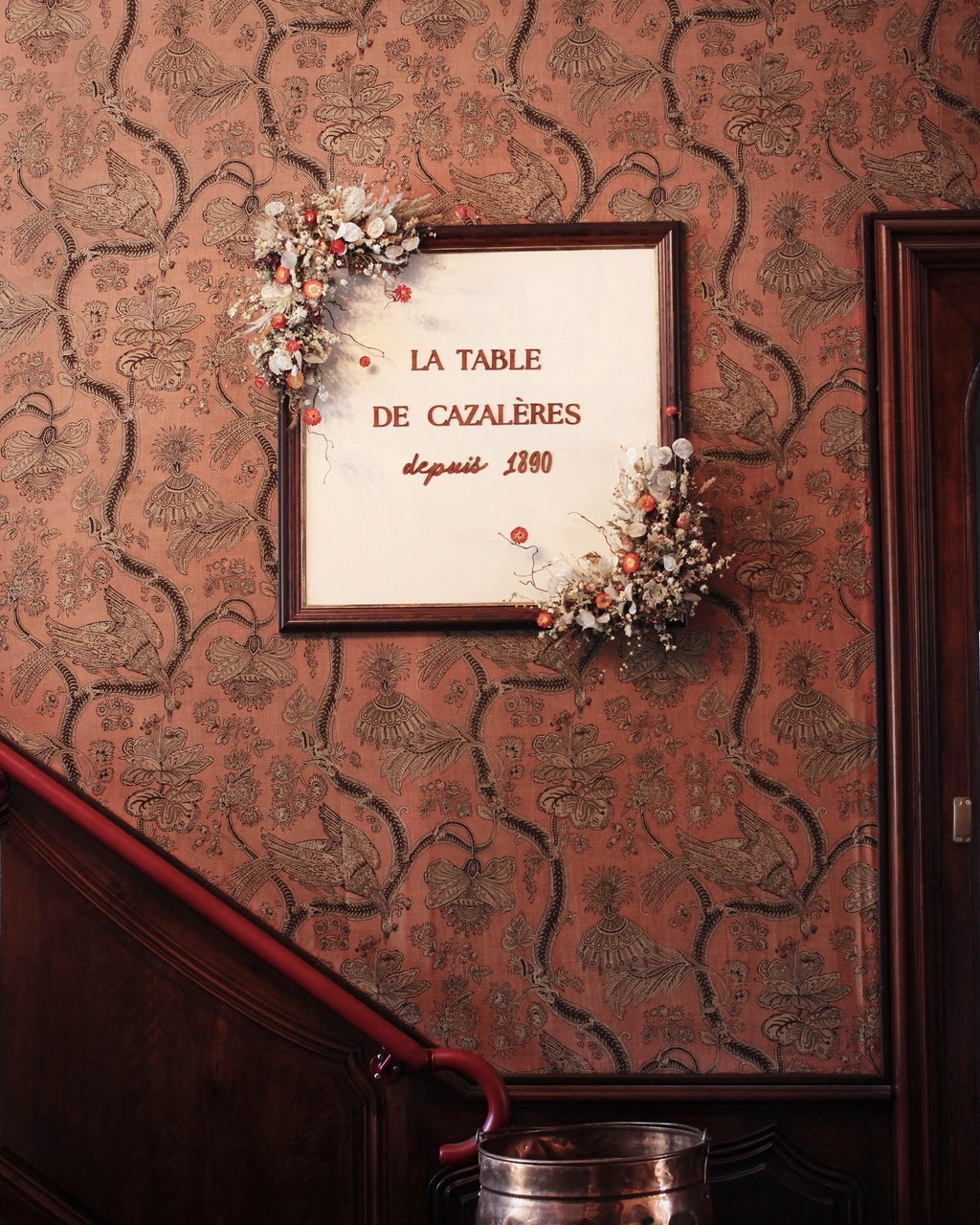Un cadre en fleurs séchées écologiques, un décor original pour un restaurant élégant à 1h de Toulouse.