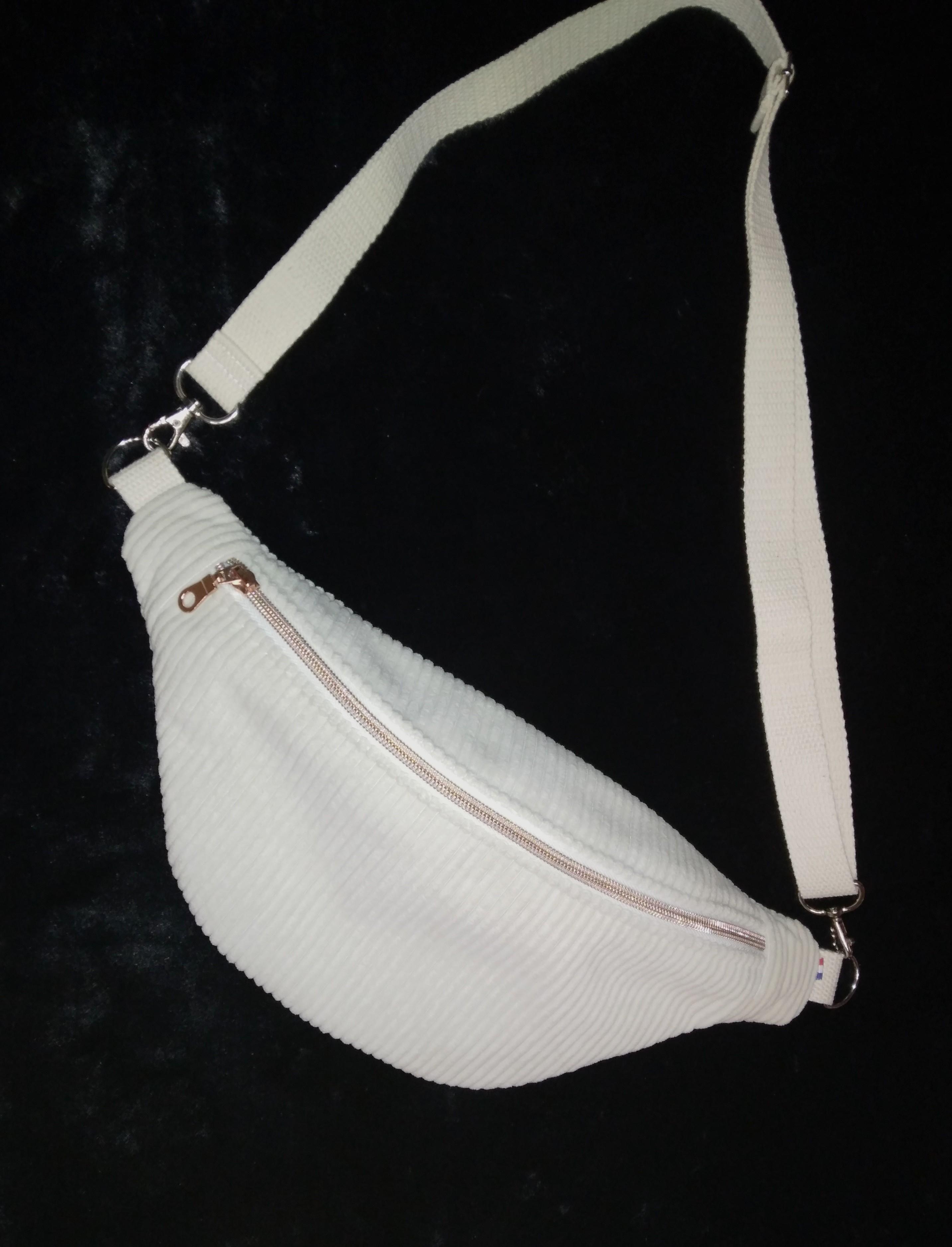Découvrez la collection de sacs SoKreative76, imaginée et confectionnée à la main en Normandie. Du sac à main élégant à l'indispensable sac banane, nous créons des accessoires qui allient praticité et style affirmé pour sublimer toutes vos tenues.
Nos créations se distinguent par l'utilisation des tissus Sokreative, offrant des imprimés graphiques et une palette de couleurs vibrantes qui rendent chaque pièce unique.
• Artisanat Normand : Un savoir-faire local pour une mode durable et authentique.
• Matières d'excellence : Des tissus certifiés OEKO-TEX, respectueux de votre santé et de l'environnement.
• Design Moderne : Des coupes tendances (sacs bananes, cabas, sacs bandoulière) pour un look inimitable.
Affirmez votre personnalité avec un sac artisanal qui raconte une histoire.
Prêt(e) à craquer ? Contactez-moi pour choisir l'imprimé qui vous accompagnera au quotidien !