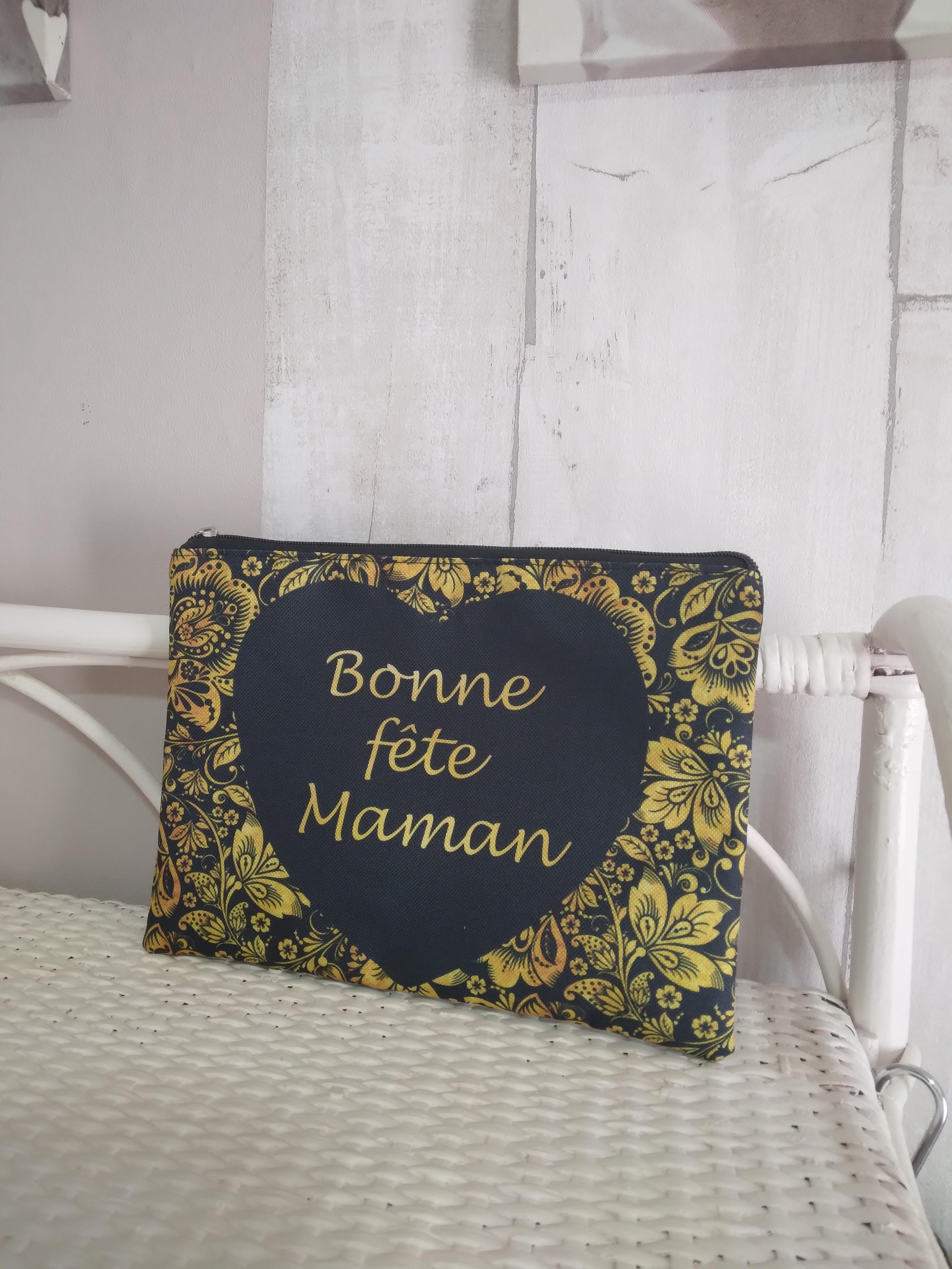Bienvenue chez SoKreative76, votre créatrice normande de trousses et pochettes fait main.
Nous transformons des textiles d'exception en accessoires uniques pour sublimer votre quotidien. En mariant le savoir-faire de notre atelier et le design audacieux des tissus Sokreative, nous créons des pièces qui vous ressemblent : modernes, colorées et durables.
Fabrication locale : 100 % fait main en Normandie.
Qualité garantie : Tissus certifiés OEKO-TEX pour une consommation saine et responsable.
Style exclusif : Des imprimés graphiques que vous ne trouverez nulle part ailleurs.
De la trousse de toilette élégante à la petite pochette de sac, chaque création est une pièce unique prête à vous accompagner.