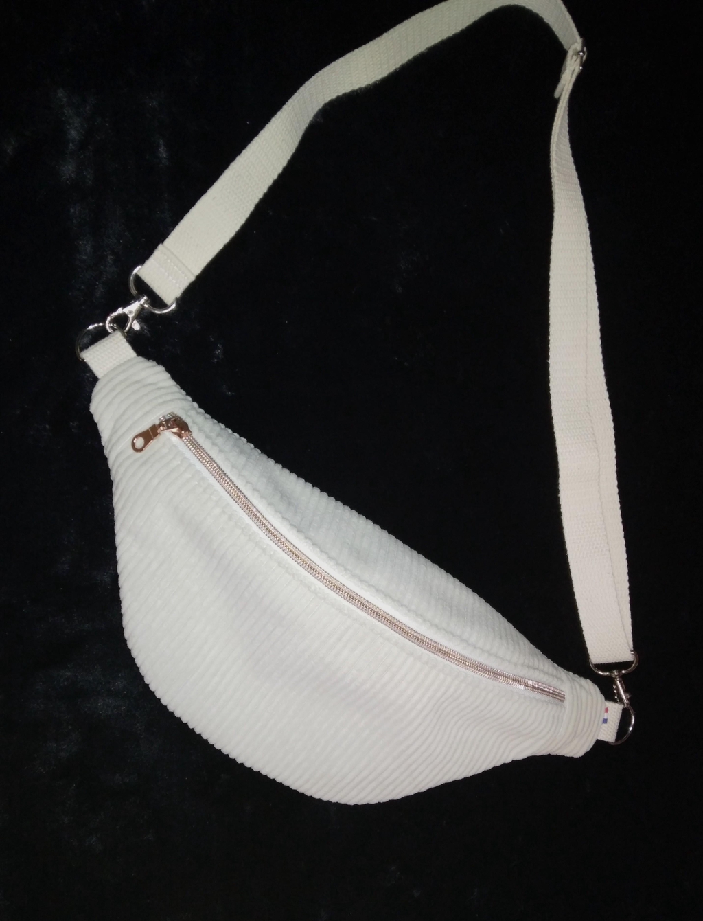 Découvrez la collection de sacs SoKreative76, imaginée et confectionnée à la main en Normandie. Du sac à main élégant à l'indispensable sac banane, nous créons des accessoires qui allient praticité et style affirmé pour sublimer toutes vos tenues.
Nos créations se distinguent par l'utilisation des tissus Sokreative, offrant des imprimés graphiques et une palette de couleurs vibrantes qui rendent chaque pièce unique.
•	Artisanat Normand : Un savoir-faire local pour une mode durable et authentique.
•	Matières d'excellence : Des tissus certifiés OEKO-TEX, respectueux de votre santé et de l'environnement.
•	Design Moderne : Des coupes tendances (sacs bananes, cabas, sacs bandoulière) pour un look inimitable.
Affirmez votre personnalité avec un sac artisanal qui raconte une histoire.
Prêt(e) à craquer ? Contactez-moi pour choisir l'imprimé qui vous accompagnera au quotidien !
