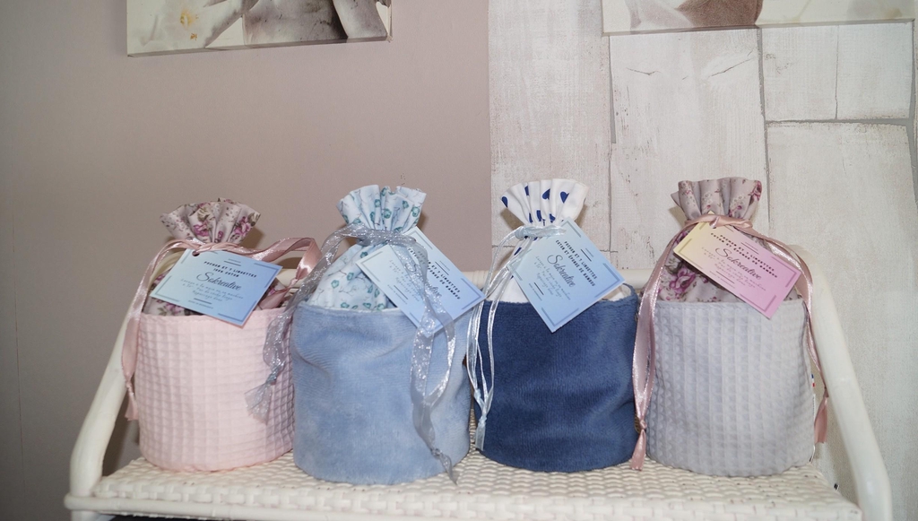 Bienvenue chez SoKreative76, votre boutique artisanale normande dédiée à la création d'accessoires faits main.
Un pochon cousu main + 7 lingettes lavables en en nid d'abeille & coton : parfaits pour un démaquillage tout doux et zéro déchet.
Pratiques, réutilisables, jolis… Oui, ils cochent toutes les cases . Envie de les adopter ? Un petit message et ils filent chez vous ! 
Matières certifiées OEKO-TEX.
