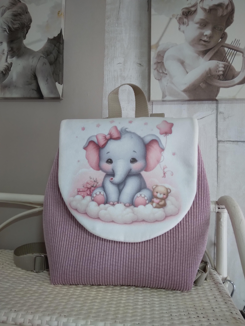 Bienvenue dans l'univers ludique de SoKreative76, votre atelier normand de sacs pour enfants faits main.
Je confectionne des sacs uniques, légers et robustes, pensés pour l'école, les sorties ou les doudous. Grâce aux tissus Sokreative, chaque sac s'habille de motifs pétillants et originaux qui stimulent l'imaginaire des petits.
•	Confection Normande : Du fait-main avec amour et minutie.
•	Matières saines : Tissus certifiés OEKO-TEX, sans aucune substance nocive pour vos enfants.
•	Pratique et Unique : Des modèles faciles à porter, conçus pour durer et se démarquer.
Offrez à votre enfant un accessoire qui a du style et du cœur.
Envie d'un modèle personnalisé ? Envoyez-moi un message et créons ensemble le sac idéal pour votre petit aventurier !
