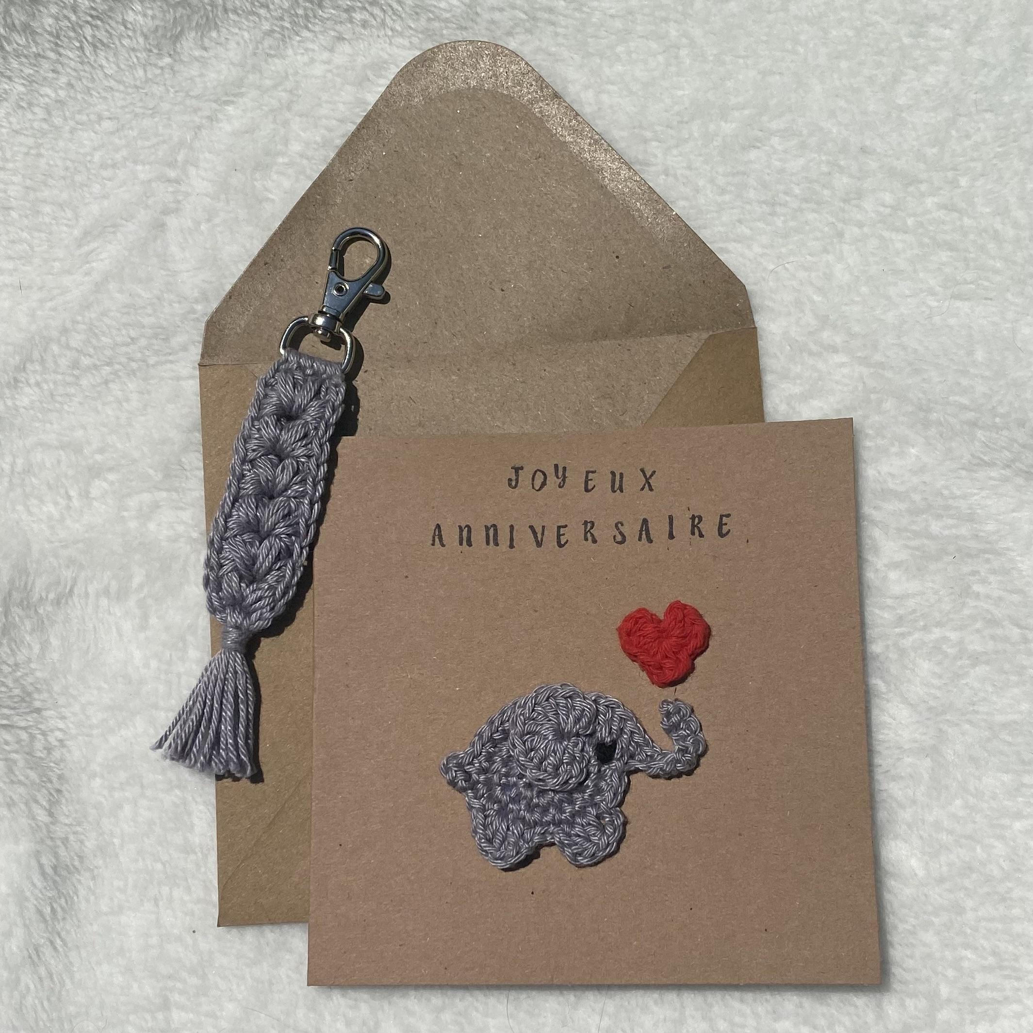 Carte d’anniversaire kraft en crocher, elle représente un éléphant avec un cœur au-dessus de sa trompe