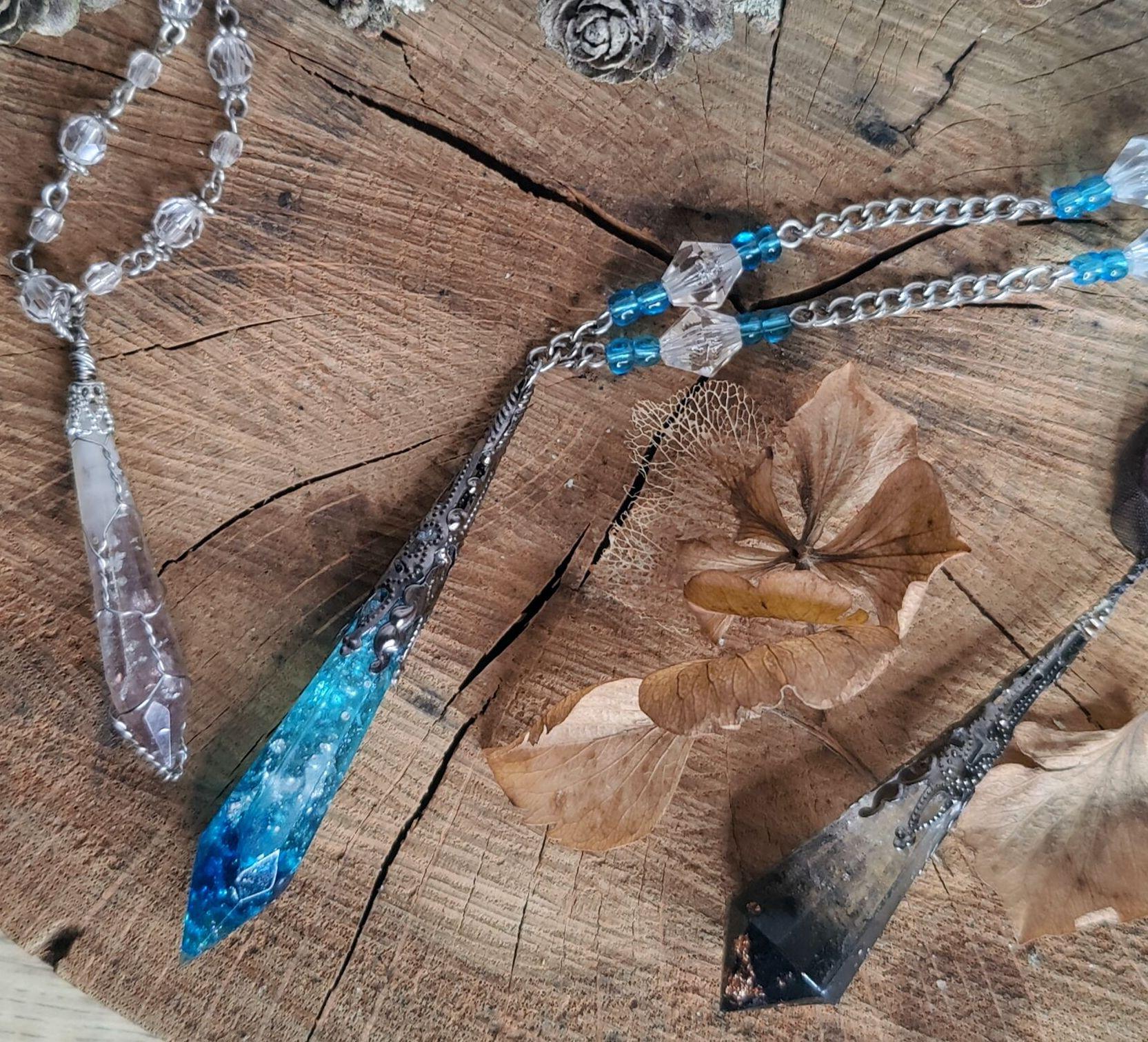 Sublimez votre look avec une touche d'originalité avec ces colliers Antre Lumières qui révèlent leurs beautés à la lumière