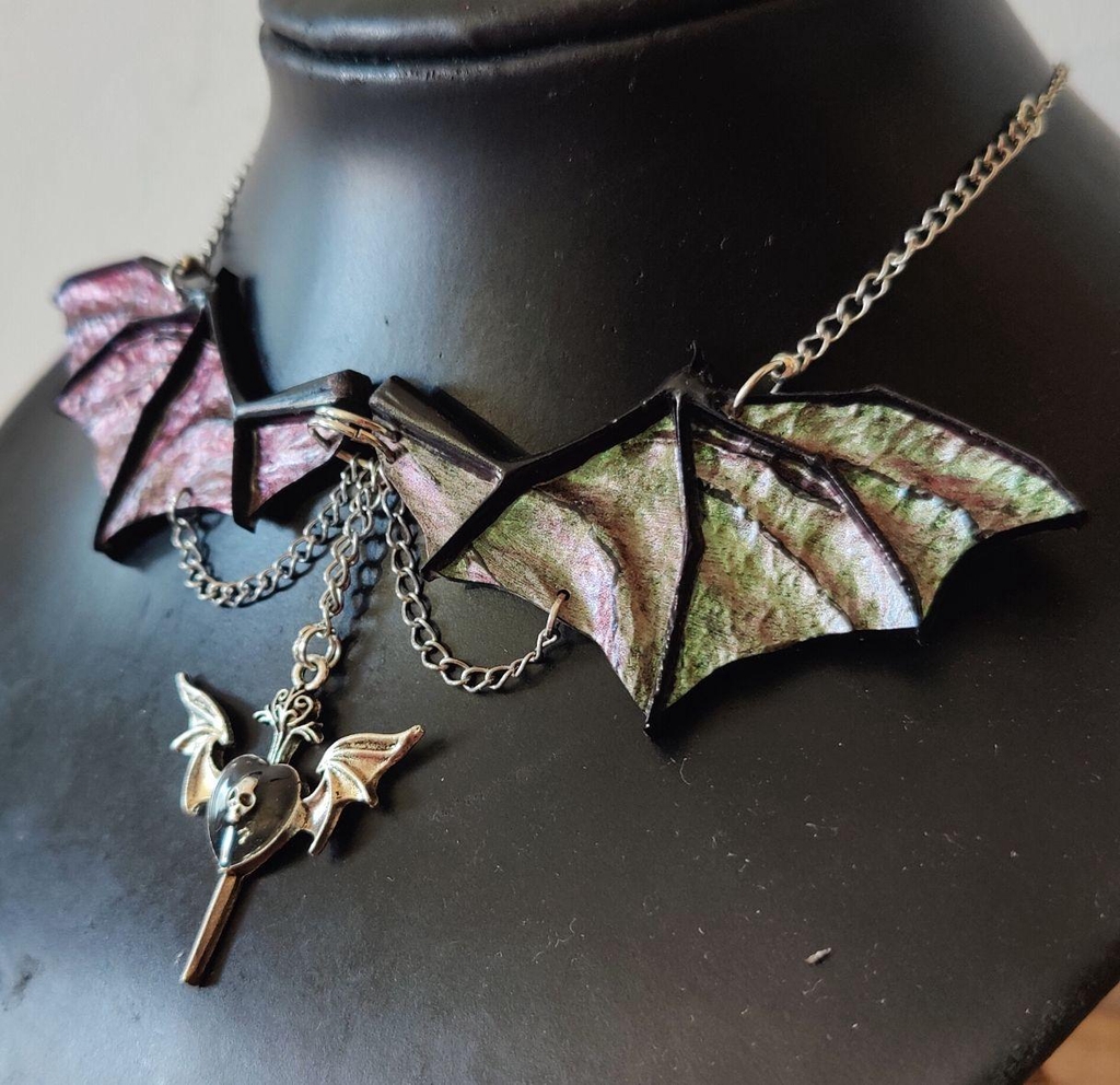 Collier chauve souris mystique gothique aux ailes déployées 