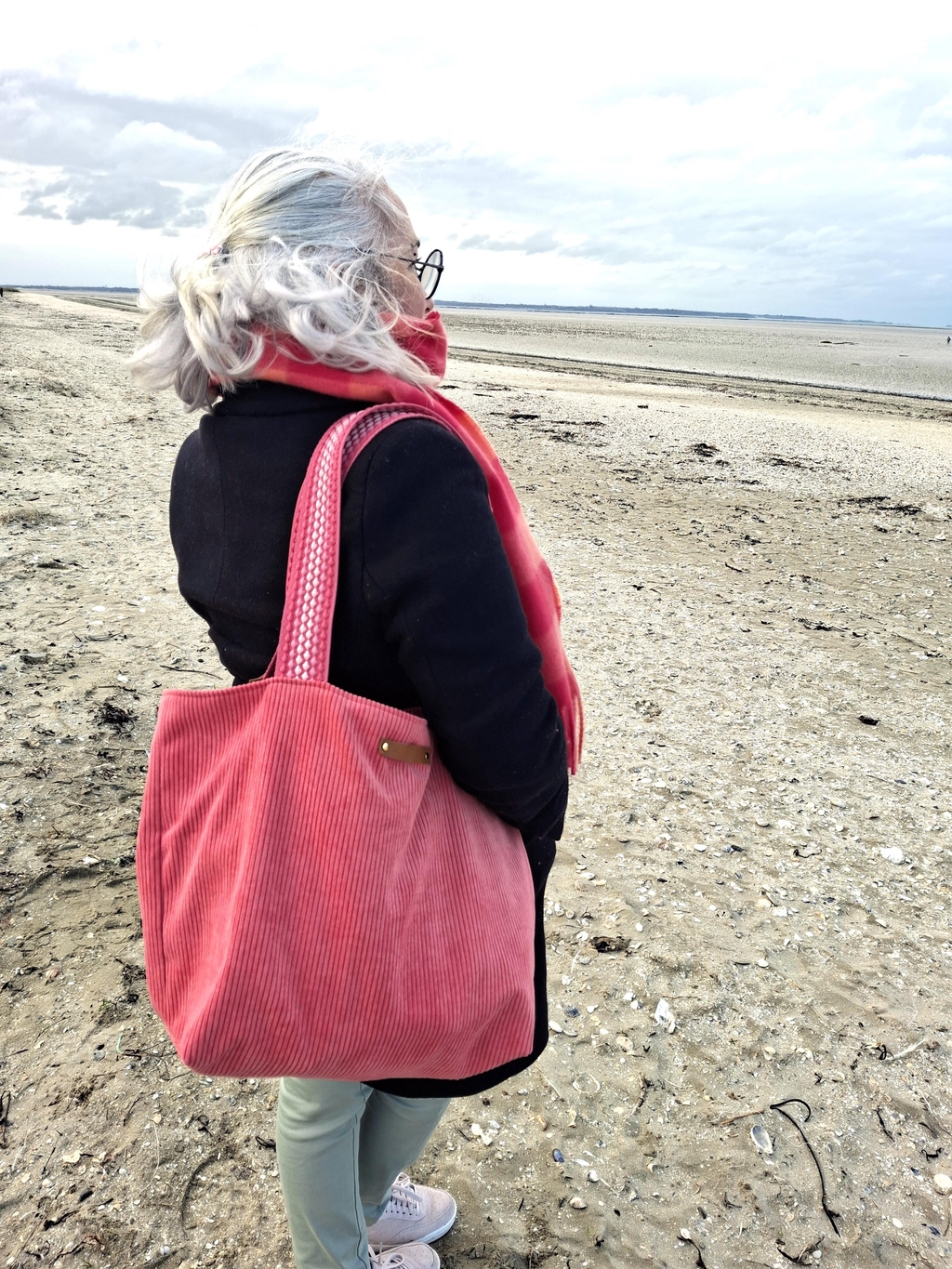 sac cabas en velours rose corail et sangle assortie, porté épaule