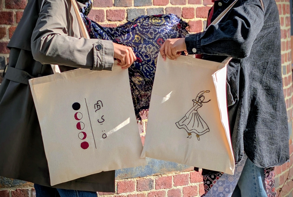 Femmes portant des tote bags brodés à la main