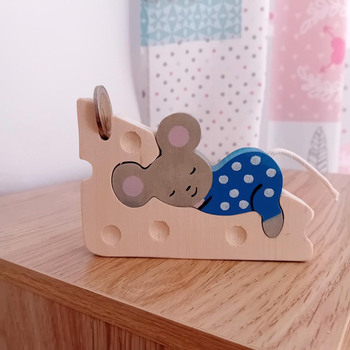 Boîte à dents de lait en bois fabriquée en France dans mon atelier artisanal en Alsace. Un cadeau original pour la petite souris, avec une souris endormie sur un morceau de fromage et un emplacement pour déposer la dent de l'enfant.