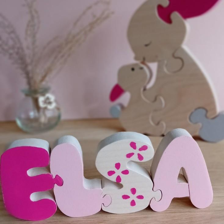 Prénom en bois personnalisé fabriqué en France dans mon atelier artisanal en Alsace. Un cadeau unique pour enfant dès 3 ans, composé de lettres en bois à assembler comme un puzzle, avec un choix de couleurs pour créer un prénom sur mesure.