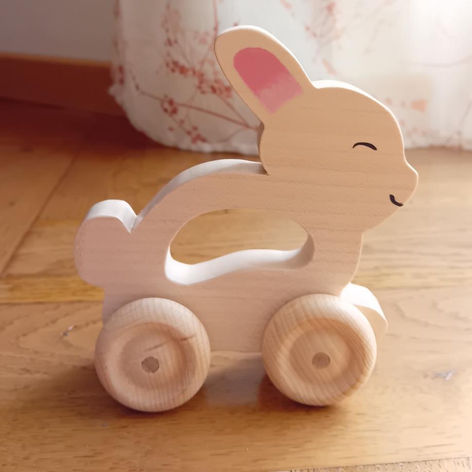 Jouet roulant en bois pour bébé dès 9 mois, fabriqué en France dans un atelier artisanal en Alsace. Animaux en bois massif à roulettes (baleine, lapin, oiseau, éléphant), faciles à manipuler pour les petites mains et les premiers jeux d'éveil.