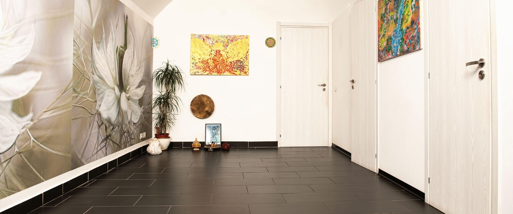 Panoramica dello studio olistico, decorato con vari oggetti.