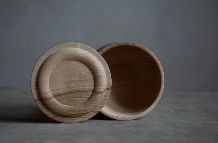 Discover a curated collection of finely made home Accessories.
All designed and made in Potsdam Germany by Mendel Andreys, the artisan behind lholz.
The one who breathes life into wood, shaping it into living art.
His work embodies the essence of minimalism, simplicity, and an unmistakable elegance. With each piece, He reveres the natural beauty of wood, crafting exquisite bowls and functional objects that captivate with their timeless allure.
His collaborations with renowned restaurants and features in interior magazines attest to the harmonious blend of functionality and aesthetics in his creations.