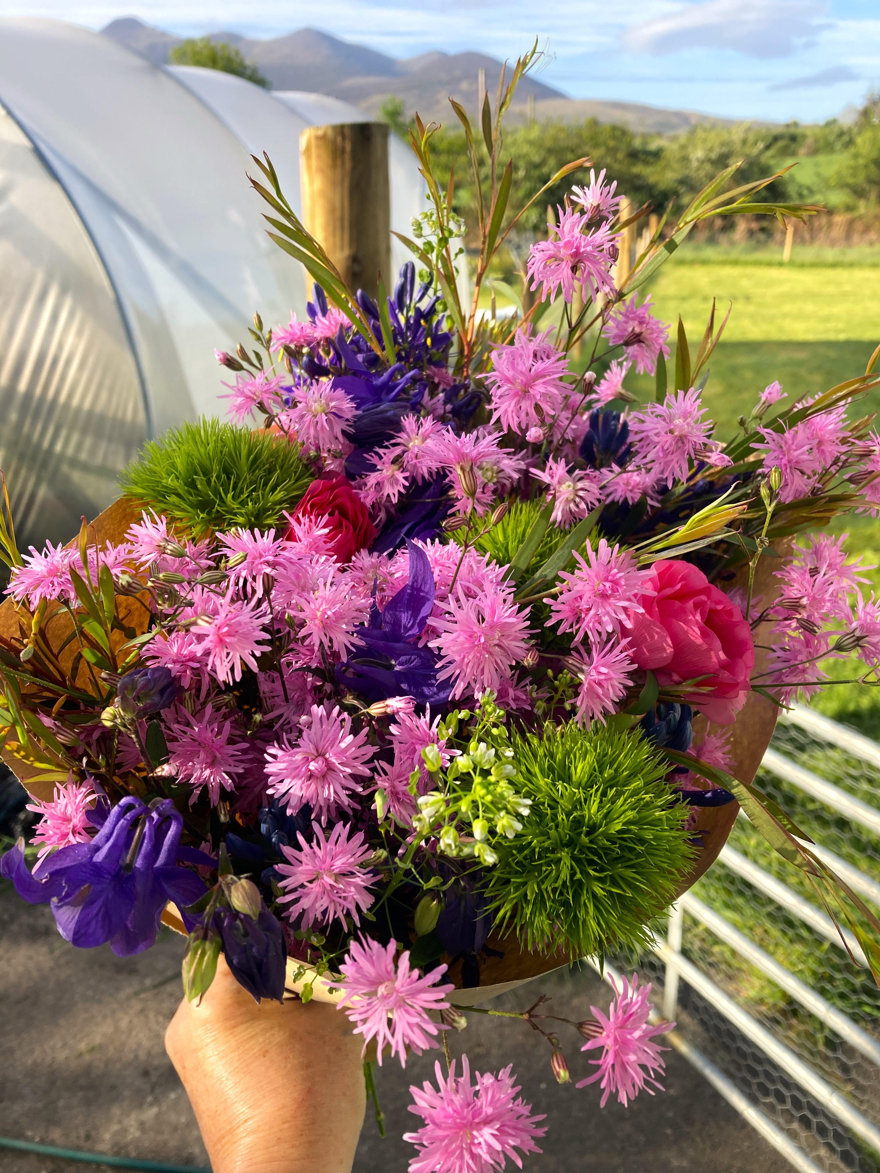 beautiful, chic, natural sunflower arrangement