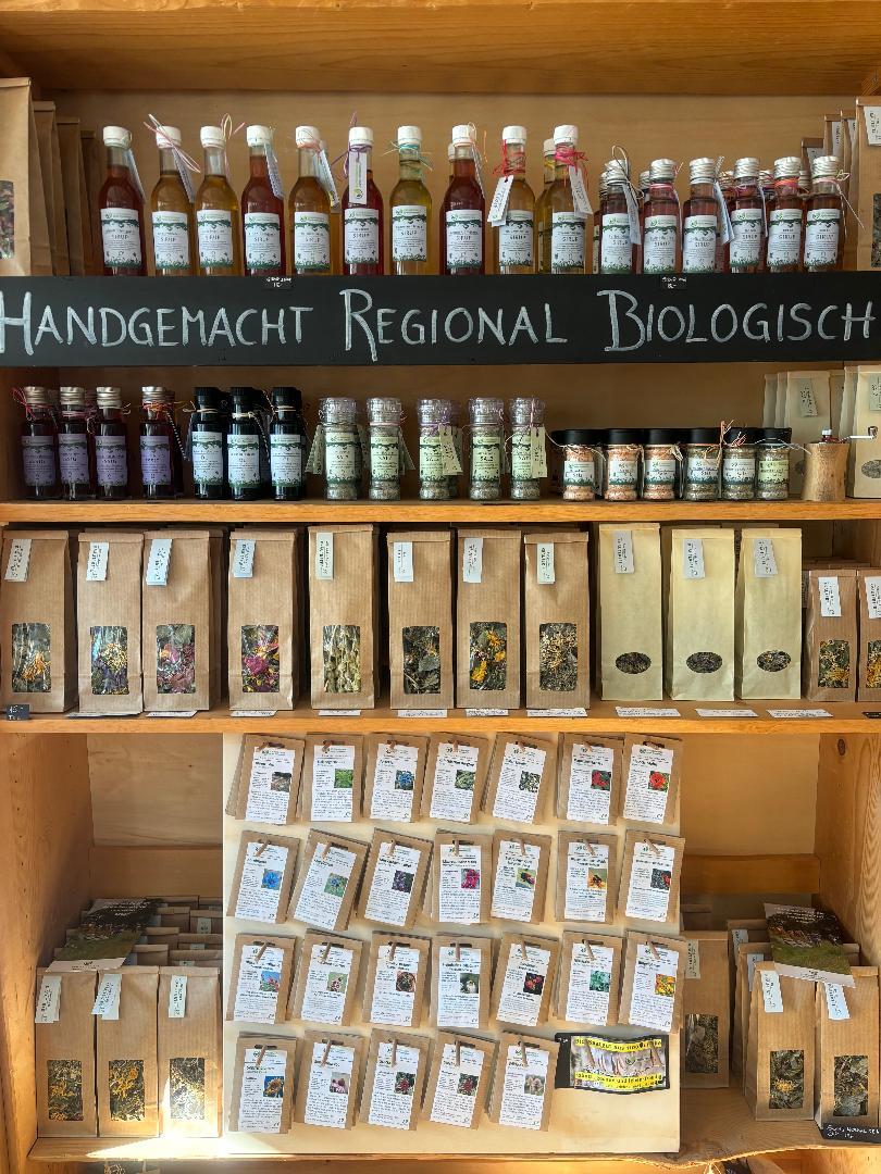 Lebensmittel wie Kräutersalze, Sirupe, Honig, Konfitüren, Schokolade, Wein, Kräutertees und vieles mehr