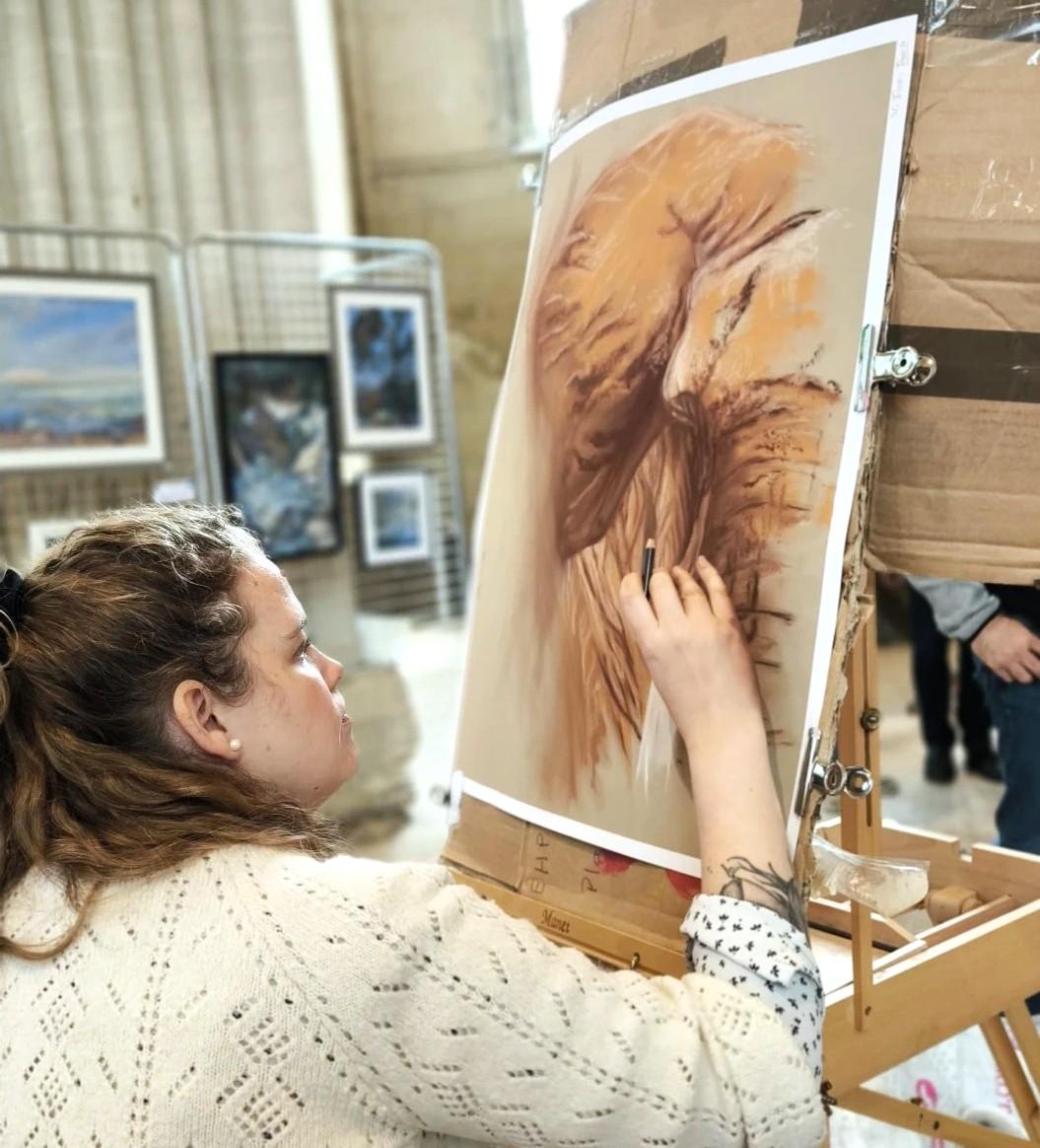 Just'in Creation, artiste peintre animalier engagée et pour la défense animale. 
Retrouvez là toute l'année chez KoWork'art sur Amiens dans une résidence d'artistes et artisans où tous exposent et enseignent leur art. Association créée et fondée par l'artiste elle même en avril 2023.