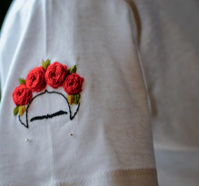 Atelier broderie sur Amiens - Ateliers créatif Frida Kahlo brodé sur veste - Atelier créatif KoWork'art Broderie sur veste - KoWork'art atelier broderie pendant les vacances d'été