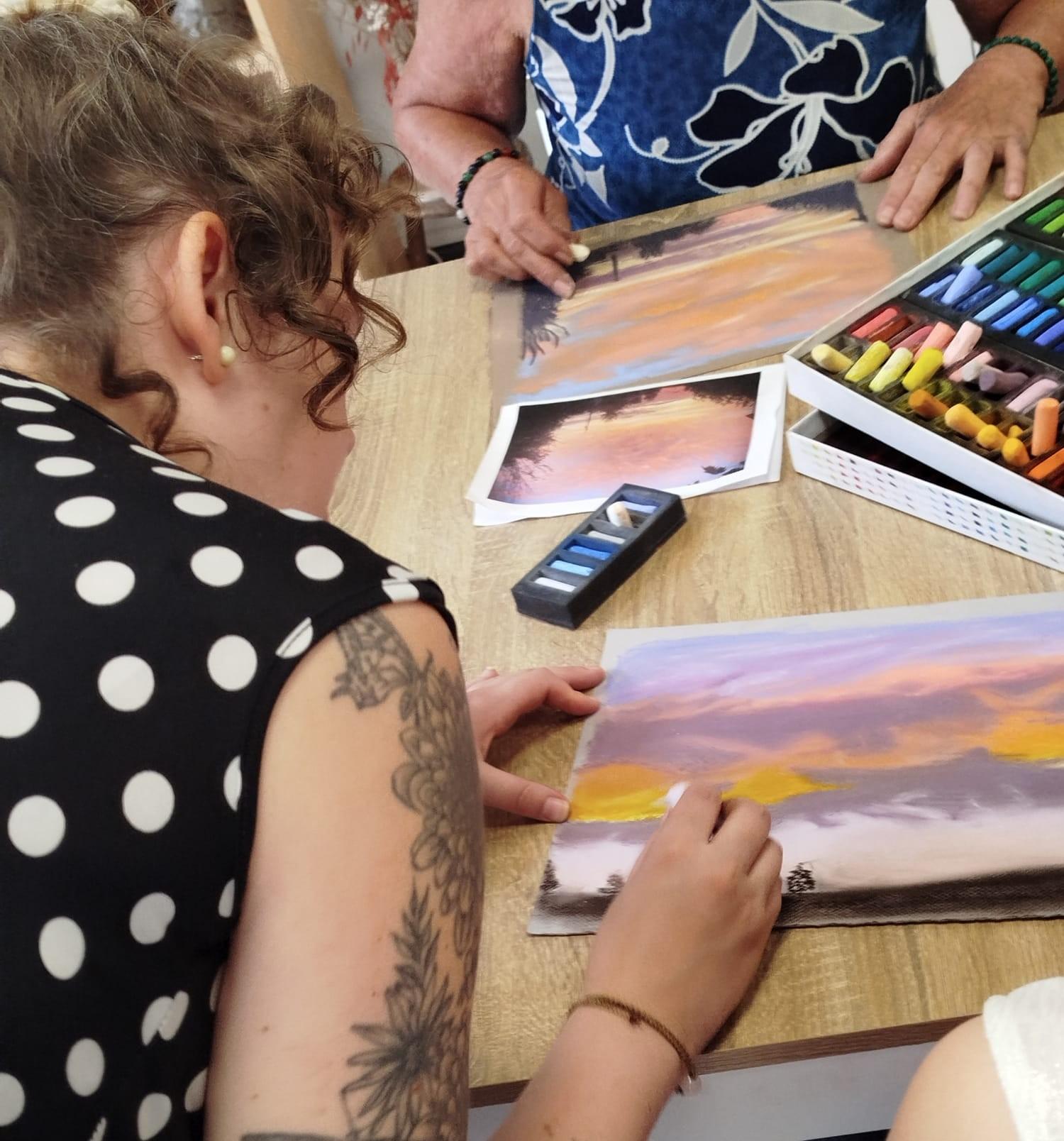 Cours de Dessin et Peinture sur Amiens et Candas !
Pour tous les âges et les niveaux. Des moments de partage et de découverte intergénérationnel !
Cours de dessin graphite - Cours de fusain - Cours de pastel - Cours d'aquarelle.