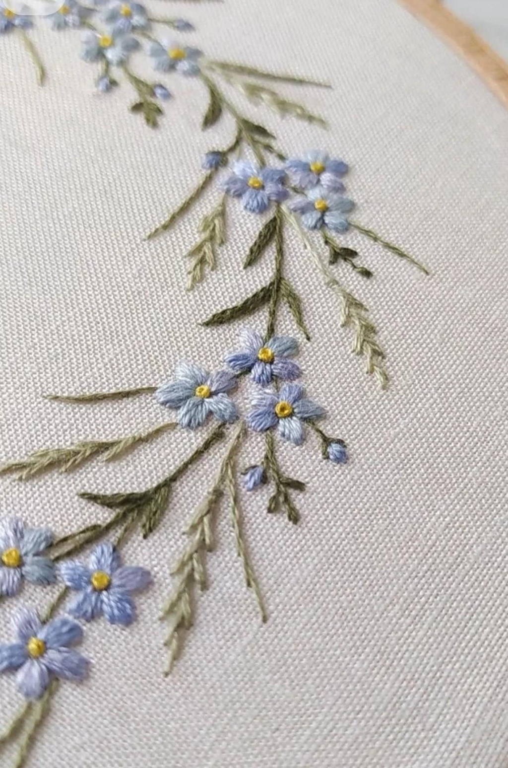 Atelier broderie sur Amiens - Ateliers créatif fleurs brodées sur totebag - Atelier créatif KoWork'art Broderie sur totebag - Atelier Broderie couronne de fleurs sur Amiens